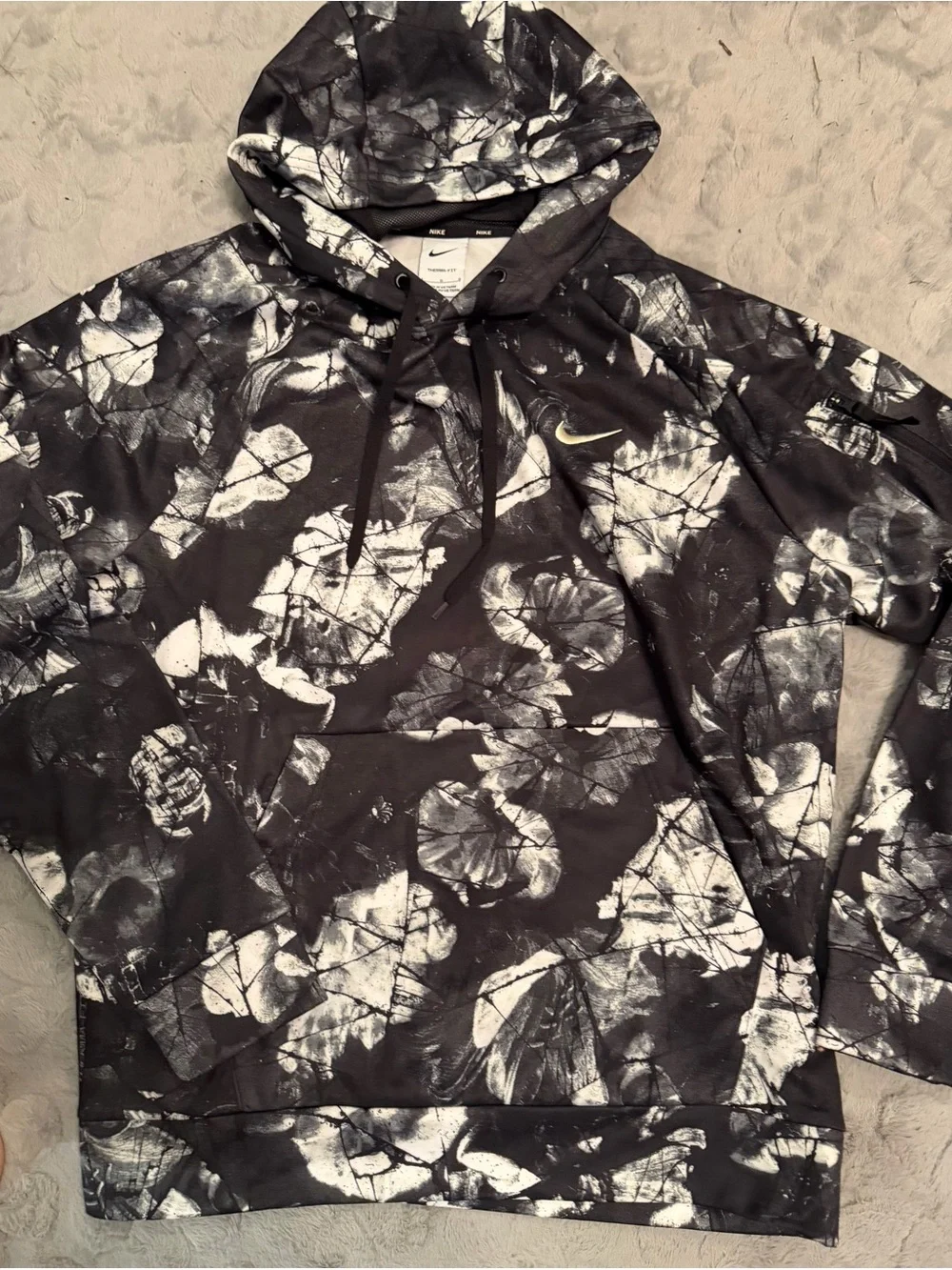 Nike Black & White Leaf Print men’s size large hooded sweatshirt!